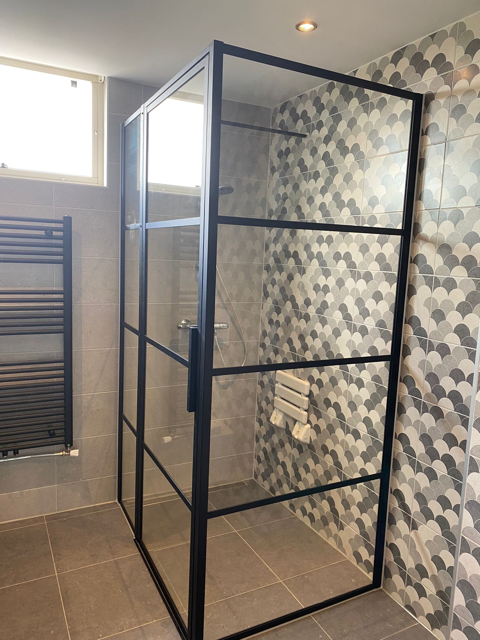 Luxe badkamer met stijlvolle zwarte douche deuren