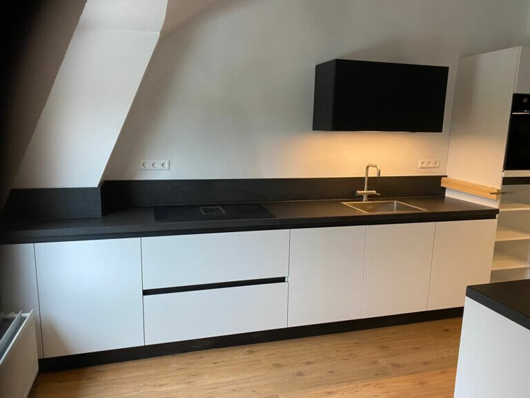 Nieuwe keuken zwart-wit